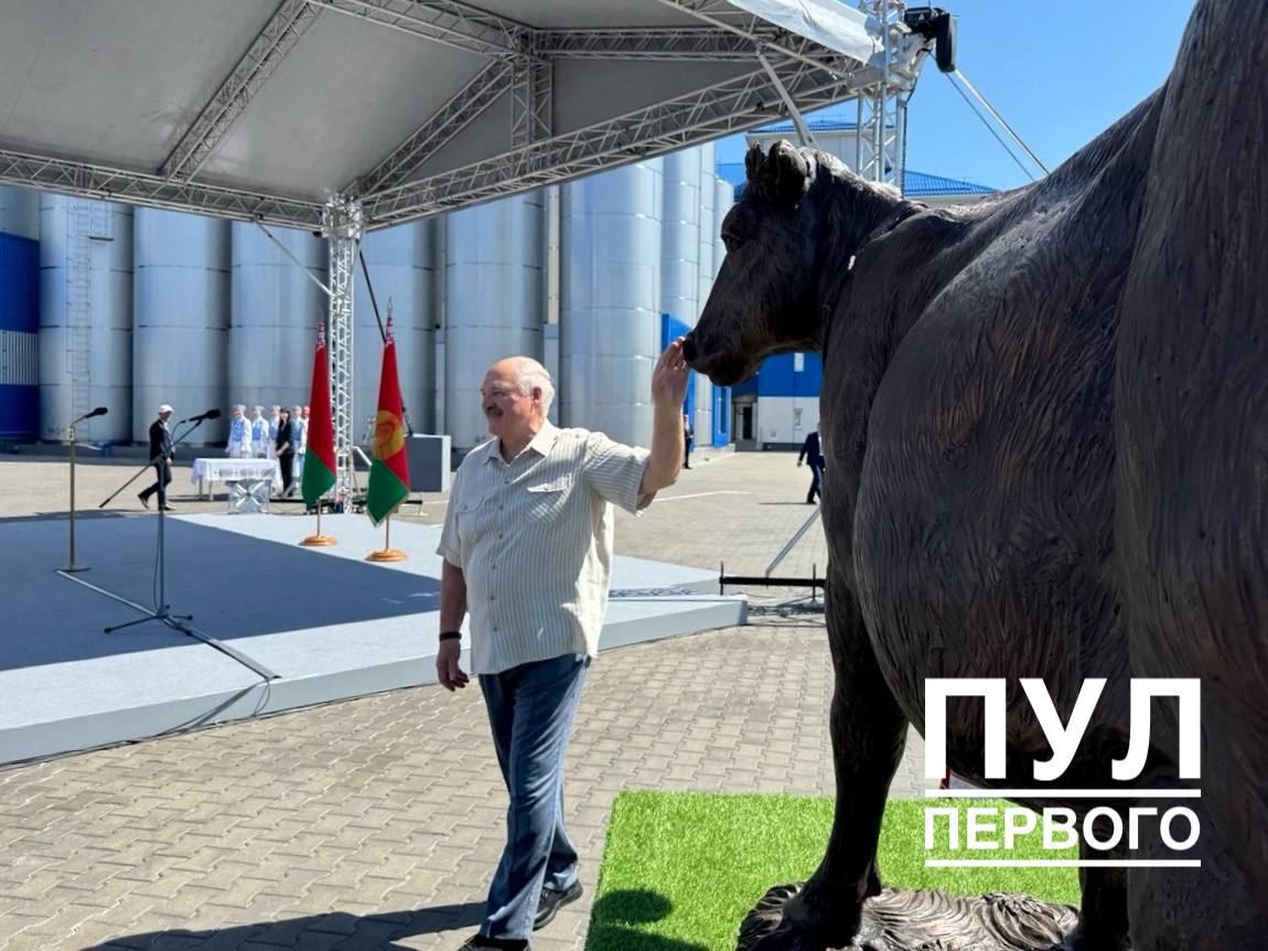 Un monumento alla mucca al Palazzo dell'Indipendenza