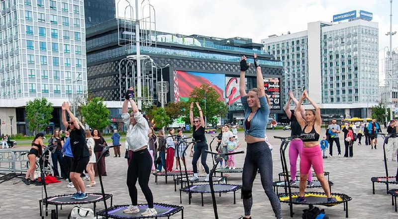 Un fitness-rave avec 500 trampolines à Minsk