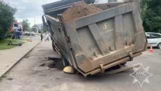 MCHS lifts truck that fell through asphalt in Minsk