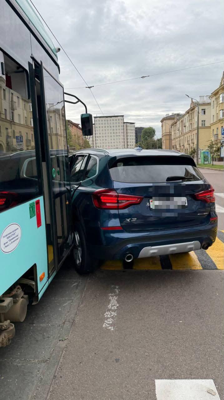 BMW no cedió el paso a un tranvía en Minsk