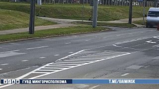 Mikroautobuss tik pēdējā brīdī izvairījās no kolonnas dēļ taksometra Gareckā