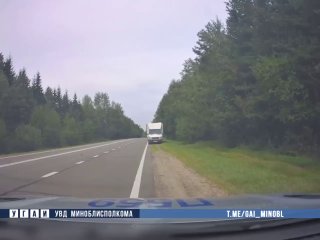 La GAI di Minsk scorta auto con bambino ferito in ospedale
