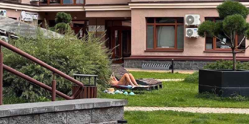 Saulējas pagalmā: sieviete bikinī izraisa strīdu