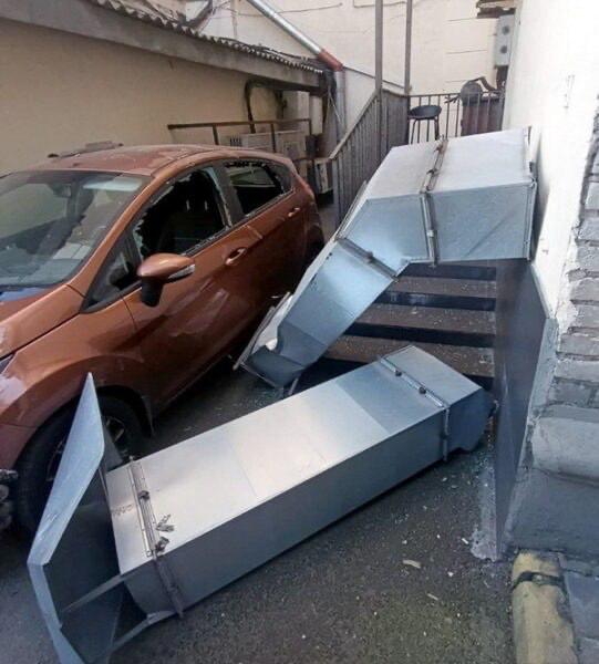明斯克市中心通风盒掉落砸中汽车