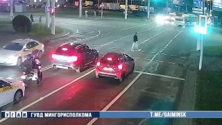 Minskas BMW notrieca gājēju uz sarkanās gaismas