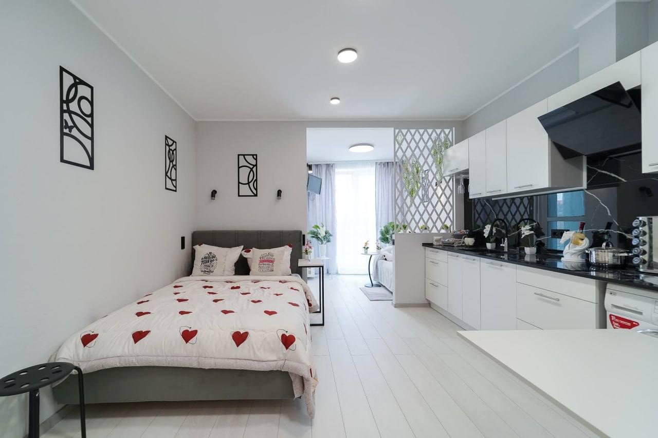 In 'Minsk-Mir', a one-room apartment is for sale for 352,000 rubles — with a double bed next to the stove