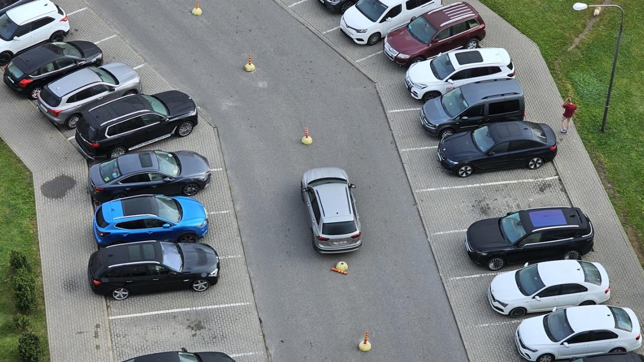 Unusual Parking in Minsk: Driver Parks on Spheres Meant to Prevent Parking
