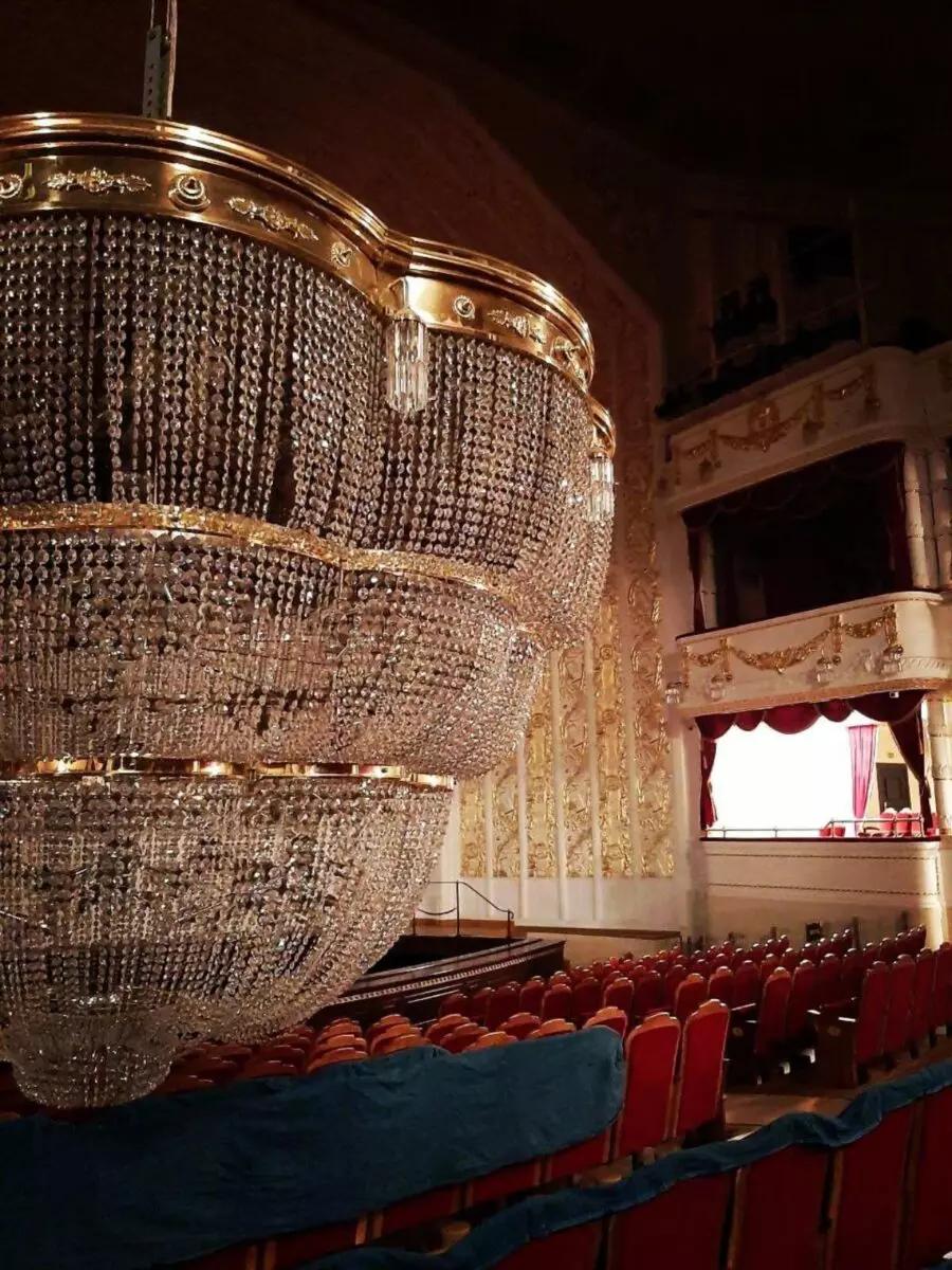 Il lampadario principale del Bolshoi abbassato per foto
