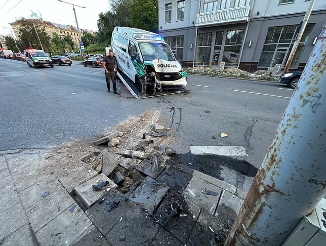 Poliziotti lituani devastano il centro di Vilnius