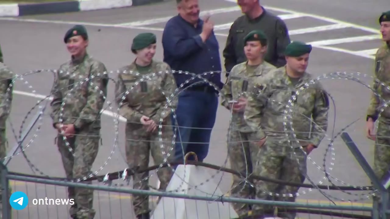 Cadetti lituani insultano al confine con la Bielorussia
