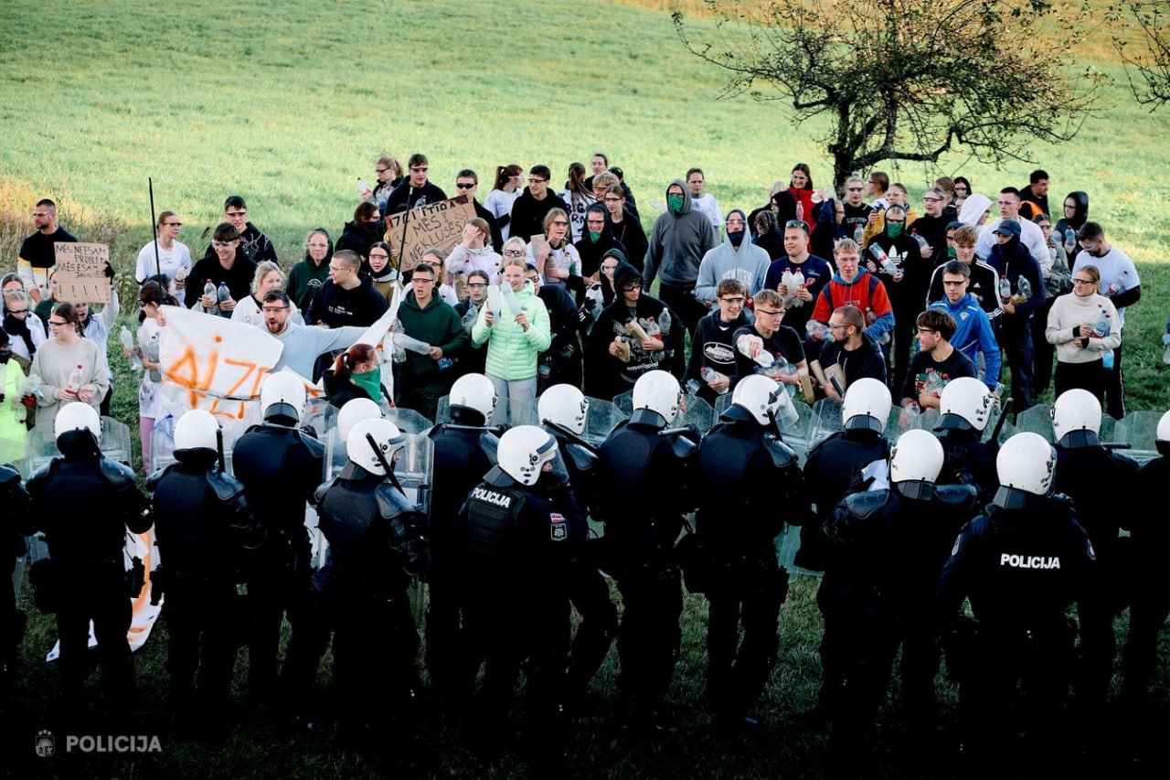 Latvian police special forces adopt French-style tactics: training to beat minors