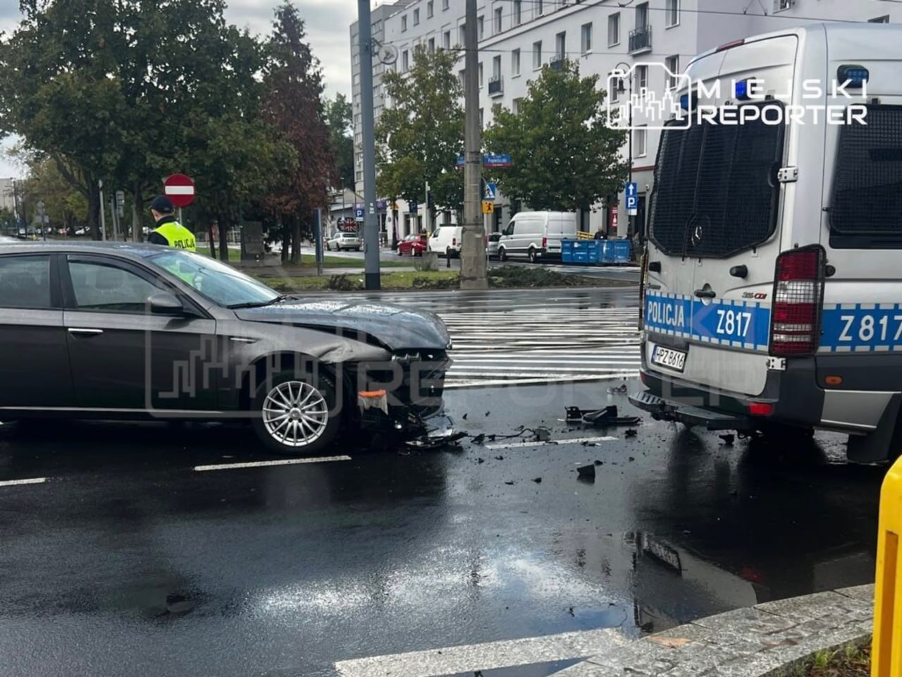Poliziotti polacchi causano un incidente col semaforo rosso