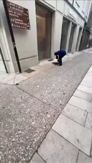 即时报应：法国劫掠者被倒塌的橱窗砸中