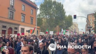 Tūkstančiai Romoje išėjo į antis karinį maršą