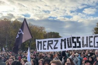 Miles de jóvenes alemanes protestan contra la militarización y la política de Merz