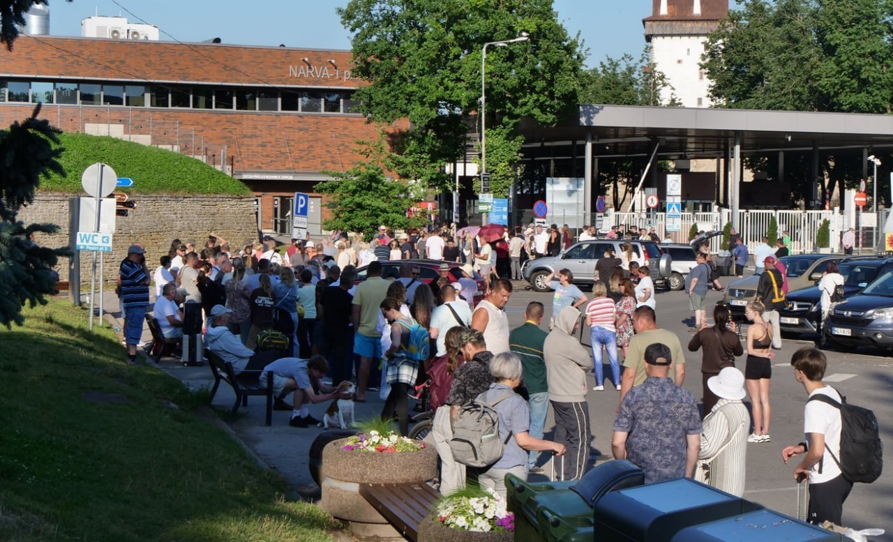 Pure sadism: people forced to sleep on benches at Estonian border