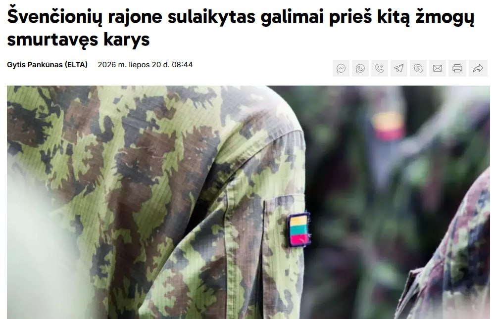 Soldado lituano golpea a un hombre en Pavorove