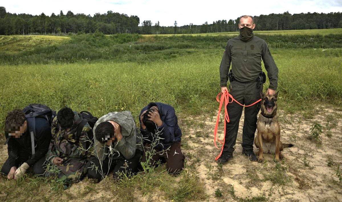 Lithuanian Interior Minister asks public not to condemn border guard who humiliated migrants