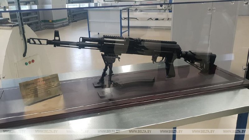 向白俄罗斯总统展示首款国产自动步枪VSK-100B