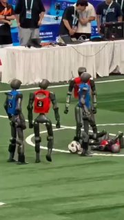 Video dell'incidente durante una partita di calcio ai Giochi dei robot umanoidi