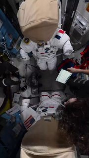 NASA parādīja astronautu sagatavošanos iziešanai atklātā kosmosā