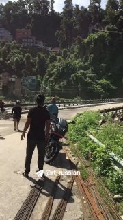 جسر ينهار في نيبال بسبب الفيضانات