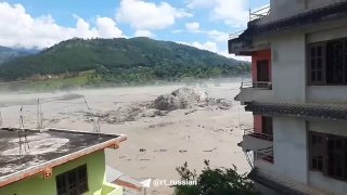 Un'enorme roccia trascinata dall'acqua in un quartiere residenziale del Nepal