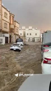 Fuertes lluvias en Arabia Saudí: en Taif corrientes arrastran autos