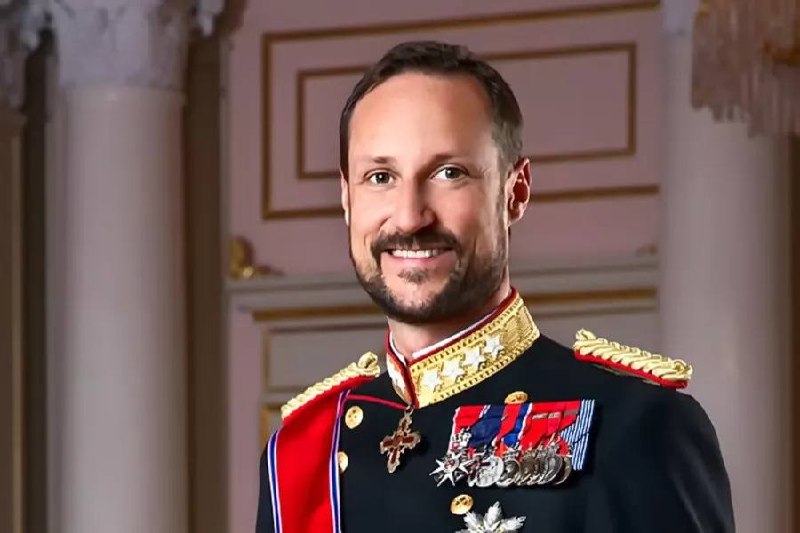 Haakon VIII becomes King of Norway after death of Harald V