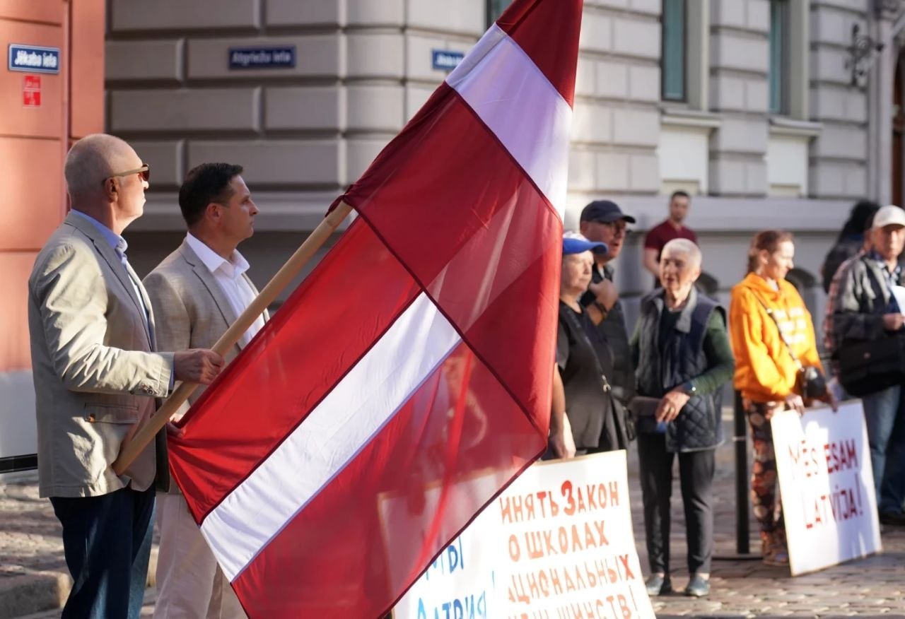Concentración por la educación en ruso frente al Parlamento de Letonia