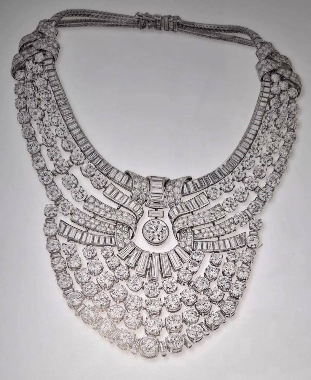 Vīnē noziegums: zagtā Van Cleef & Arpels platīna kaklarota