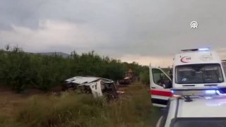 Tourist minibus crash in Turkey kills 4, injures 15