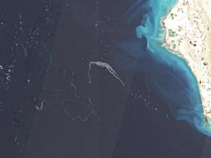 Oil spill up to 400 sq km in Strait of Hormuz after US strikes on tankers