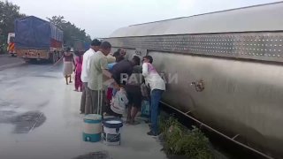 In India, a milk tanker overturned on the highway — locals rushed with buckets