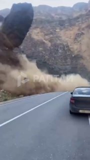 Uola nugriuvo ant kelio Dagestane prieš automobilį