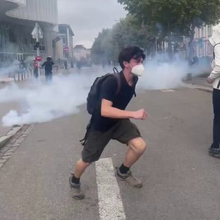 Police in Strasbourg use tear gas on high school and student protest at university campus