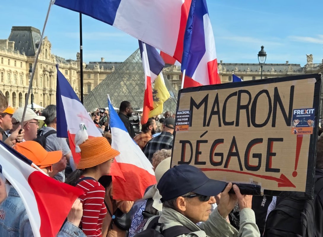 Mass demonstration for France's exit from EU and refusal to support Ukraine held in Paris center