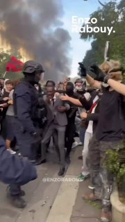 Cool mayor of France stands with students during protest