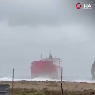 Судно село на мель на черноморском побережье Стамбула