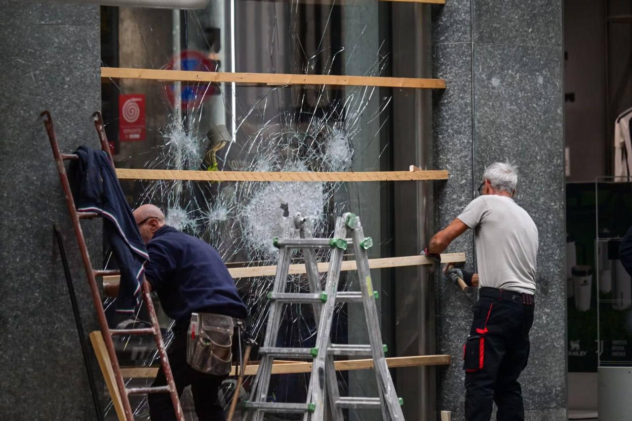 Violent protests erupt in Milan: luxury boutiques barricaded, 500 troops deployed