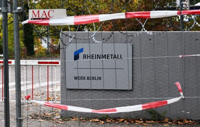 Attivisti si incollano sulla strada davanti allo stabilimento Rheinmetall a Berlino