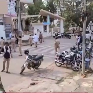 Elefante infuriato ribalta una piattaforma durante un festival in India