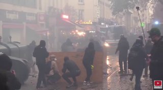Violent clashes erupt again in Paris between protesters and police