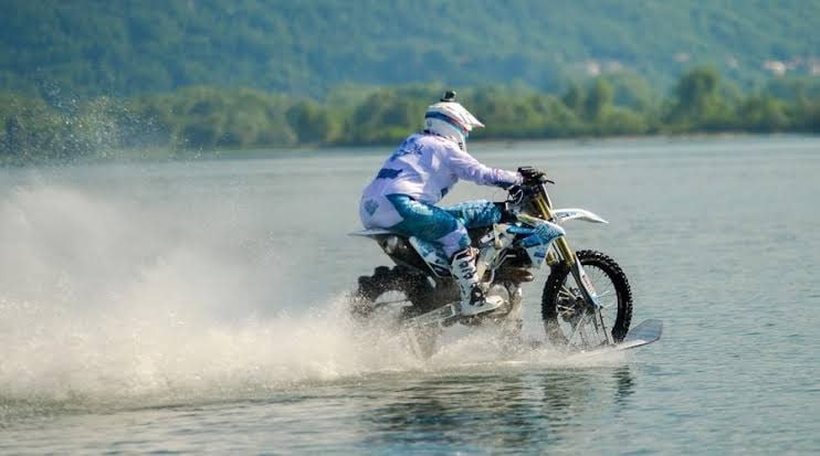 Un motard chinois traverse 40 km d'eau