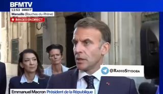 Macron reçoit un boomerang de sa femme