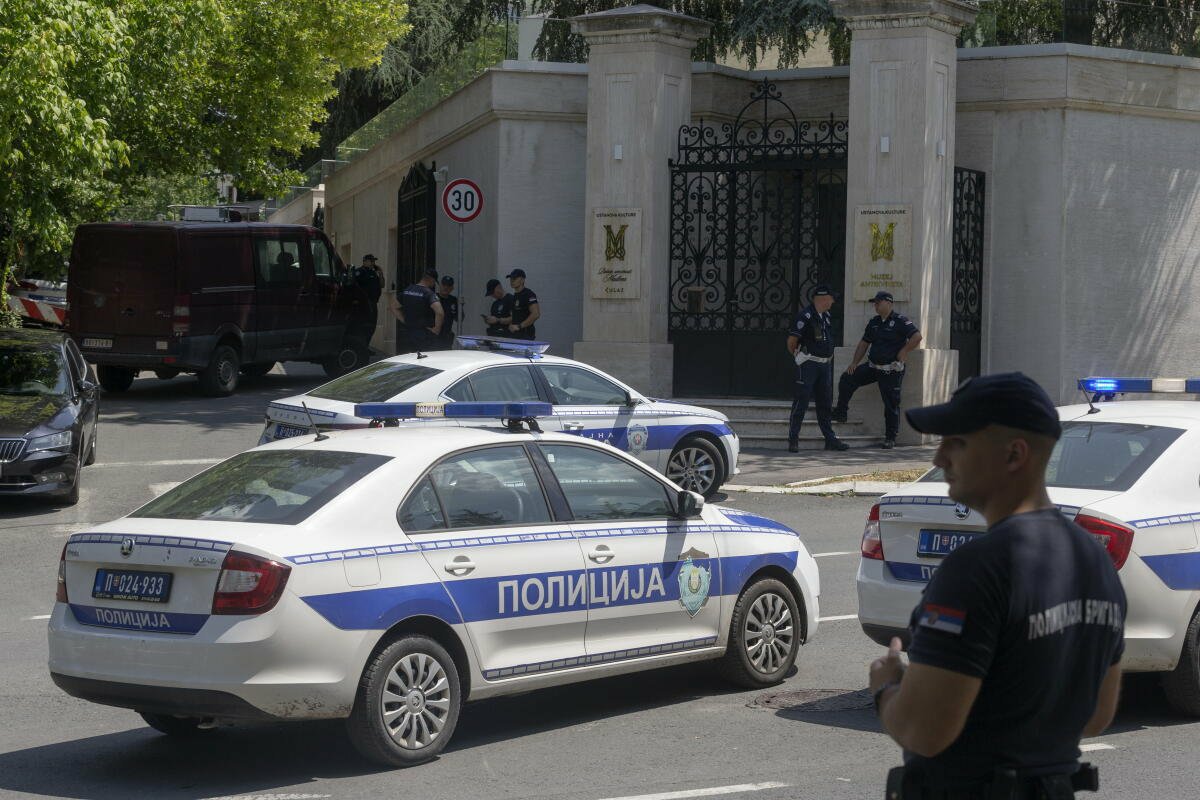 Serbian police shoot teenager who attacked officer near Israeli embassy