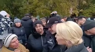 Representantes de derechos humanos de Ucrania y Rusia se reúnen con habitantes de Alieski