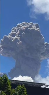 Comienza erupción del volcán Mayon en Filipinas