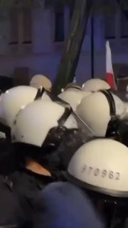 Crowd at tribunal walls: Polish police go on defense