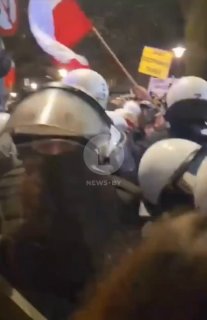 "Don't Push": Poles Ask Police to Hold Back